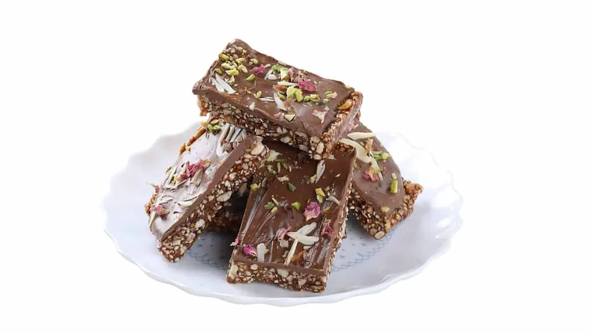 बच्चों को सर्दियों में ज़रूर दें चॉकलेट चिक्की, जानें रेसिपी: Chocolate Chikki