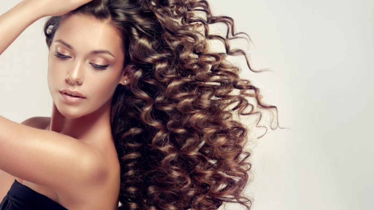 अगर आपके बाल भी हैं कर्ली, तो फॉलो करें स्टाइलिस्ट के सुझाए ये उपाय: Curly Hair Care