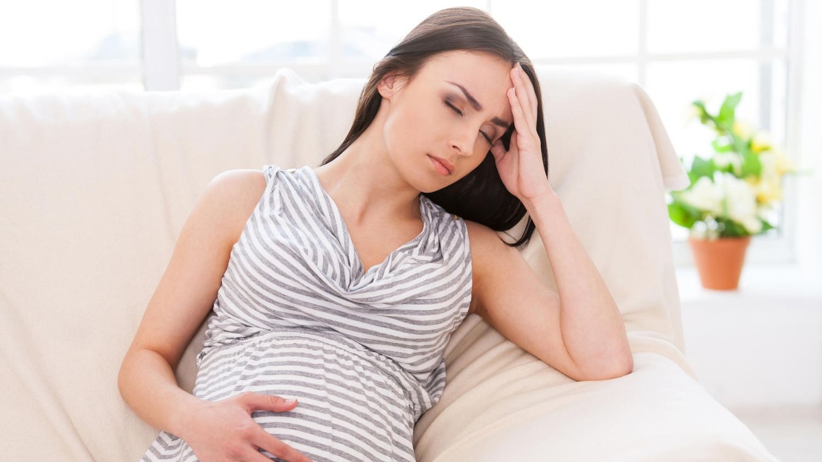 प्रेग्नेंसी का सिरदर्द हो सकता है दिमाग में ब्लड क्लॉट होने का संकेत: Headache During Pregnancy